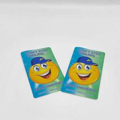 Oval Pantone Kustom Die Cut Stiker Kartun BOPP CMYK Stiker Vinyl Tahan Air