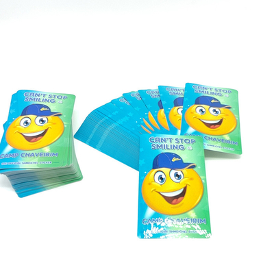 Oval Pantone Kustom Die Cut Stiker Kartun BOPP CMYK Stiker Vinyl Tahan Air