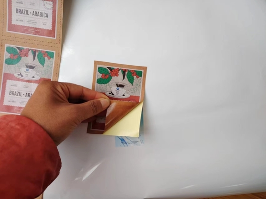 Identifikasi produk dengan stiker label kemasan profesional